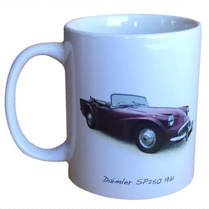 Puede incluir: Taza de cerámica blanca con una imagen impresa de un coche descapotable Daimler SP250 burdeos. El coche está sobre un fondo blanco con el texto "Daimler SP250 1961" impreso debajo del coche.