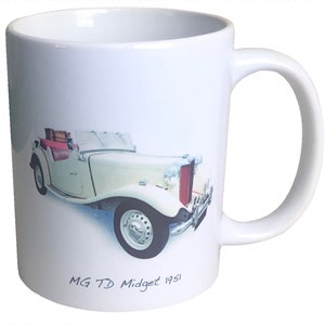 Puede incluir: Taza de cerámica blanca con un coche MG TD Midget 1951 blanco vintage impreso en ella.