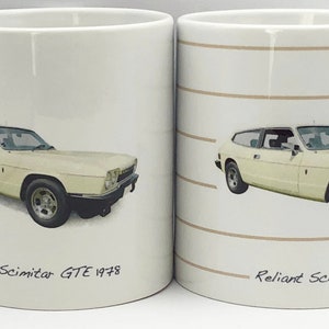 Puede incluir: Dos tazas de cerámica blanca con un gráfico de un coche blanco Reliant Scimitar GTE. La taza de la izquierda tiene el texto "Reliant Scimitar GTE 1978" impreso en la parte inferior. La taza de la derecha tiene un patrón de rayas marrones y el texto "Reliant Scimitar GTE" impreso en la parte inferior.
