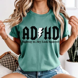 Camiseta gráfica de ardilla con TDAH de Comfort Colors: humor neurodivergente