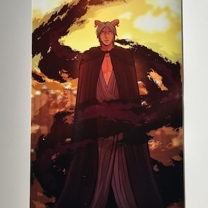 K&ouml;nnte beinhalten: Illustration einer Figur mit grauem Haar und H&ouml;rnern, die einen dunklen Umhang und eine lange, flie&szlig;ende Robe tr&auml;gt. Der Hintergrund zeigt einen Sonnenuntergang mit orange-gelben Farbt&ouml;nen, und dunkle, rauchige Formen umgeben die Figur.