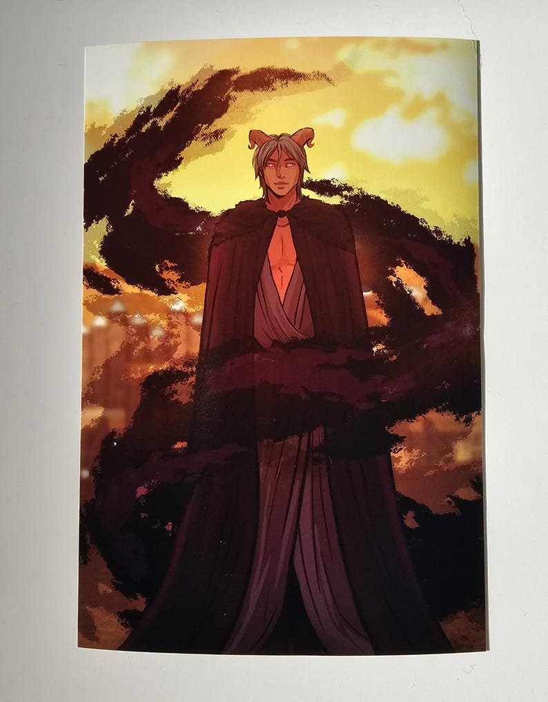 K&ouml;nnte beinhalten: Illustration einer Figur mit grauem Haar und H&ouml;rnern, die einen dunklen Umhang und eine lange, flie&szlig;ende Robe tr&auml;gt. Der Hintergrund zeigt einen Sonnenuntergang mit orange-gelben Farbt&ouml;nen, und dunkle, rauchige Formen umgeben die Figur.