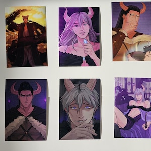 K&ouml;nnte beinhalten: Set aus sechs Kunstdrucken mit Fantasy-Charakteren mit H&ouml;rnern. Jeder Druck zeigt einen anderen Charakter in verschiedenen Posen und Umgebungen. Die Farbpalette umfasst Lila, Braun und Gold, wodurch eine mystische und verf&uuml;hrerische &Auml;sthetik entsteht.
