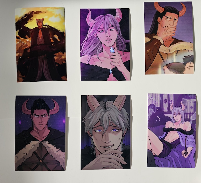 K&ouml;nnte beinhalten: Set aus sechs Kunstdrucken mit Fantasy-Charakteren mit H&ouml;rnern. Jeder Druck zeigt einen anderen Charakter in verschiedenen Posen und Umgebungen. Die Farbpalette umfasst Lila, Braun und Gold, wodurch eine mystische und verf&uuml;hrerische &Auml;sthetik entsteht.