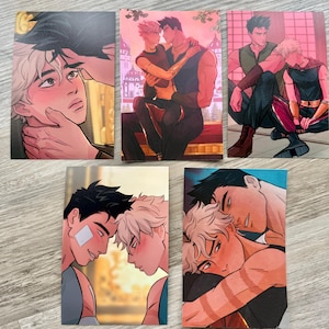 Könnte beinhalten: Fünf illustrierte Karten mit zwei Männern in verschiedenen Posen. Die Karten sind auf weißem Karton gedruckt und haben eine matte Oberfläche.