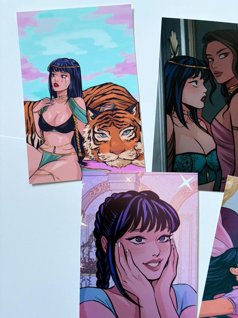 以下が含まれることがあります： 女性のイラストが描かれたアートプリントのコレクション。1つのプリントは虎と女性、別のプリントは2人の女性、3つ目は顔に手を当てた女性が描かれています。アートスタイルは漫画を彷彿とさせます。