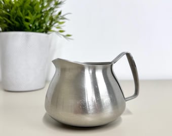 Dzbanek na mleko ze stali nierdzewnej, zastawa stołowa w stylu retro modernistycznym z lat 70. XX wieku, Bramah Sheffield