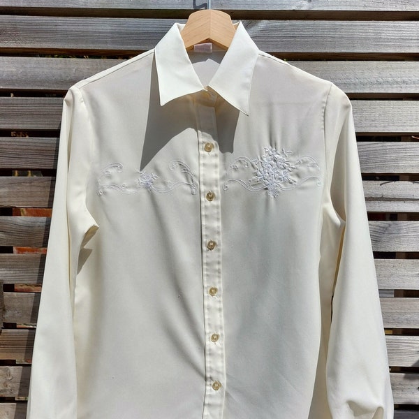 White dagger style collar shirt | Vintage Globe Trotter ladies shirt | Embroidery detail