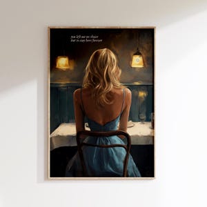 Puede incluir: Una mujer con el pelo largo y rubio se sienta sola en una mesa en un restaurante con poca luz. Lleva un vestido azul claro y mira hacia abajo. El texto "you left me no choice but to stay here forever" está escrito encima de ella.