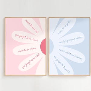 Może przedstawiać: Dwa oprawione wydruki w kształcie stokrotki. Jeden jest różowy z białymi płatkami i tekstem "never be so kind, you forget to be clever, never be so clever, you forget to be kind." Drugi jest niebieski z białymi płatkami i tekstem "never be so polite, you forget your power, never wield such power, you forget to be polite."