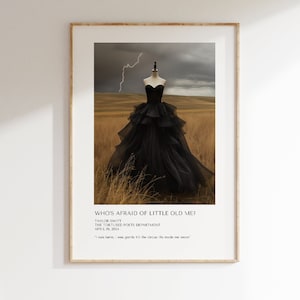 Peut inclure: Une robe de bal en tulle noir avec un décolleté en cœur se dresse dans un champ d'herbe haute. Un éclair frappe le ciel orageux au-dessus. Le texte "WHO'S AFRAID OF LITTLE OLD ME?" est imprimé sous l'image, ainsi que le titre de la chanson, l'artiste et la date de sortie.