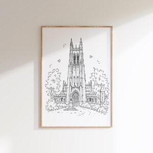 Può includere: Una stampa in bianco e nero con disegno a linee della Duke University Chapel. L'illustrazione raffigura l'alta torre gotica, gli alberi circostanti e una piccola statua in primo piano. La parola DUKE è stampata su un cartello verticale.