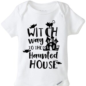Witch Way to the Haunted House Onesie - Lustiges Halloween Kostüm Crafty Baby Strampler