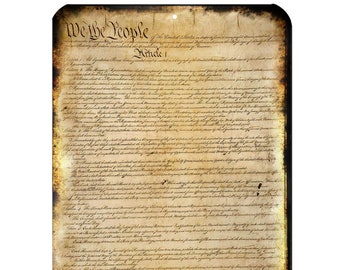 Pode incluir: Uma placa de metal retangular com uma aparência desgastada e envelhecida. A placa apresenta o texto "We the People" no topo, com o texto da Constituição dos EUA abaixo. A placa tem uma borda marrom escura e uma estética vintage.