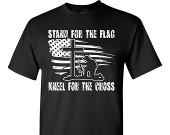 T-shirt « Debout pour le drapeau, à genoux pour la croix » / Patriotique chrétien américain Liberté USA