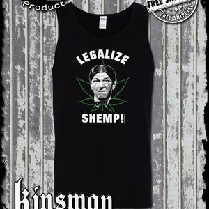 Könnte beinhalten: Schwarzes Tanktop mit einer weißen Grafik eines Comic-Charakters mit einem Marihuana-Blatt und dem Text "Legalize Shemp!"