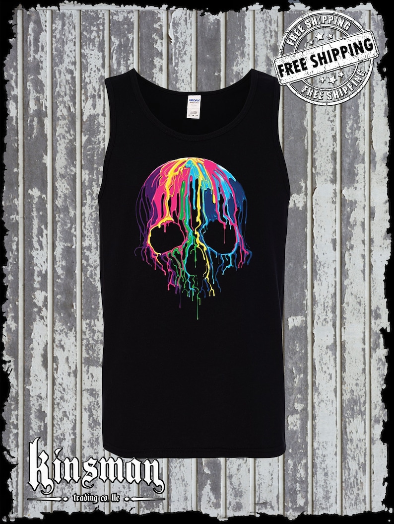 Puede incluir: Camiseta de tirantes negra con un gr&aacute;fico de calavera goteando de colores. La calavera est&aacute; pintada en tonos de rosa, azul, verde, amarillo y negro.