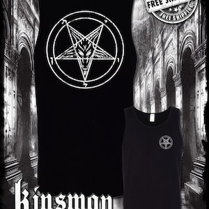 Puede incluir: Camiseta negra sin mangas con un diseño de pentagrama blanco en la parte delantera. El pentagrama tiene una cabeza de cabra en el centro. La parte posterior de la camiseta es de color negro liso. La camiseta se fotografía sobre un fondo oscuro.