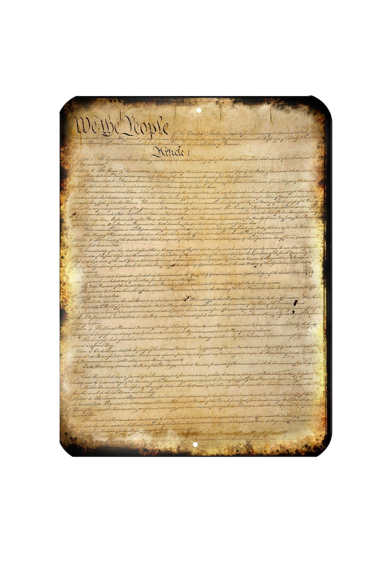 Peut inclure: Panneau métallique rectangulaire à l'aspect vieilli et usé. Le panneau présente le texte « We the People » en haut, avec le texte de la Constitution américaine en dessous. Le panneau a une bordure marron foncé et une esthétique vintage.