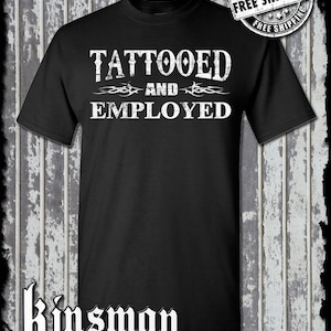 Getatoeëerd T-shirt met werk - grappige werkhumor Body Art Free Speech College T-shirt