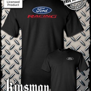 Może przedstawiać: Czarne koszulki z logo Ford. Jedna koszulka ma logo Ford Racing w kolorze czerwono-białym. Druga koszulka ma logo Ford w kolorze białym. Oficjalne produkty licencjonowane.