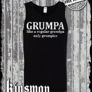 Puede incluir: Camiseta de tirantes negra con texto blanco que dice "GRUMPA like a regular grandpa only grumpier". El texto está en una fuente desgastada. La camiseta de tirantes es de Kinsman Trading Co. LLC.