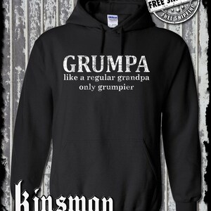 Könnte beinhalten: Schwarzer Kapuzenpullover mit weißem Text, der "GRUMPA like a regular grandpa only grumpier" lautet. Der Pullover hat eine Kängurutasche und wird von Kinsman Trading Co. LLC hergestellt.