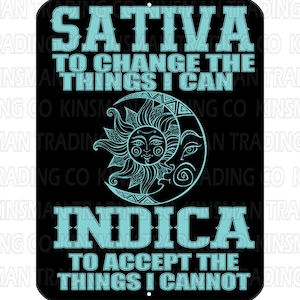 Puede incluir: Un letrero de metal negro con un gráfico azul de sol y luna. El texto en el letrero dice "Sativa para cambiar las cosas que puedo Indica para aceptar las cosas que no puedo".