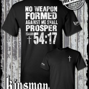 Könnte beinhalten: Schwarze T-Shirts mit weißem Text. Eines zeigt "NO WEAPON FORMED AGAINST ME SHALL PROSPER ISAIAH 54:17" und ein Kreuz. Das andere Shirt hat ein kleines Kreuz auf der Brust. Der Markenname "Kinsman" ist ebenfalls sichtbar.