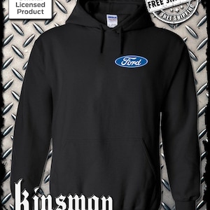 Op de afbeelding: Zwarte hoodie met een blauw ovaal Ford-logo op de borst. De hoodie heeft een voorzak en een capuchon met trekkoord. De afbeelding bevat ook de tekst "Official Licensed Product" en "Free Shipping".