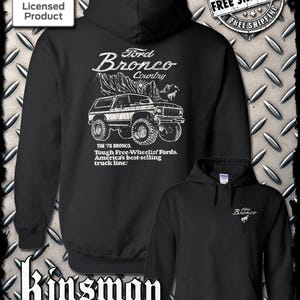 Puede incluir: Sudadera con capucha negra Ford Bronco Country con gráfico blanco de un Bronco del '78 y texto. La sudadera con capucha presenta el logotipo de Ford y el texto "Official Licensed Product". La sudadera con capucha más pequeña muestra el logotipo de Ford Bronco.