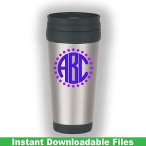 Puede incluir: Una taza de viaje de plata con tapa negra y un monograma morado con las letras "ABC" en un c&iacute;rculo con un borde de puntos morados.