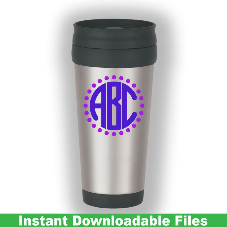 Puede incluir: Una taza de viaje de plata con tapa negra y un monograma morado con las letras "ABC" en un c&iacute;rculo con un borde de puntos morados.