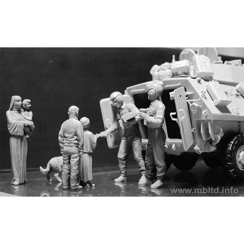 plastic kit Master Box 35159 US Tankmen /& Civilian Scale figures 135 Here is Snickers Help yourself