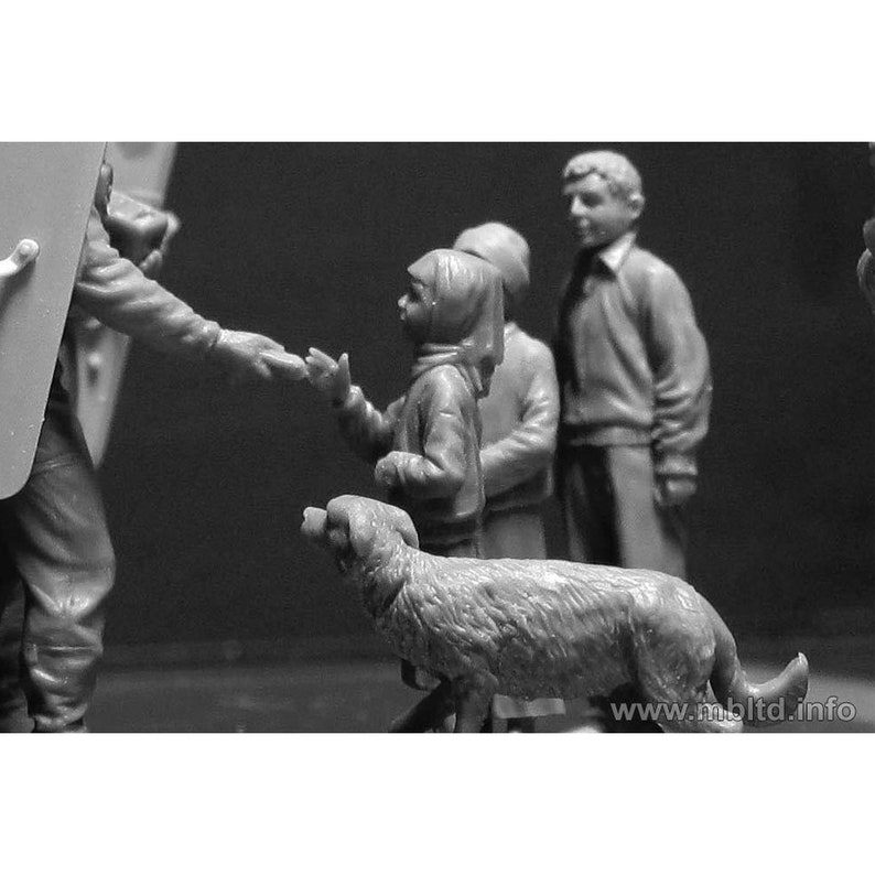 plastic kit Master Box 35159 US Tankmen /& Civilian Scale figures 135 Here is Snickers Help yourself