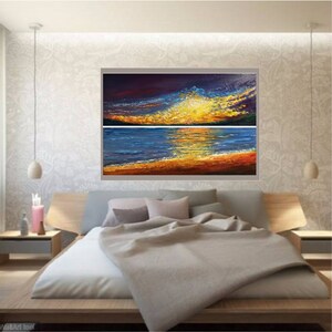 Pode incluir: Uma pintura de um p&ocirc;r do sol sobre o oceano. O c&eacute;u &eacute; uma mistura de roxo, azul e amarelo, com nuvens refletindo a luz dourada do sol. O oceano &eacute; azul profundo, com ondas quebrando na costa. A areia &eacute; marrom quente.