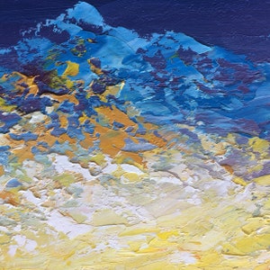 Pode incluir: Pintura abstrata com pinceladas grossas em tons de azul, amarelo e branco. A pintura representa uma cordilheira com uma superf&iacute;cie texturizada.