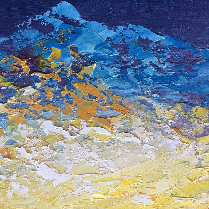 Pode incluir: Pintura abstrata com pinceladas grossas em tons de azul, amarelo e branco. A pintura representa uma cordilheira com uma superf&iacute;cie texturizada.