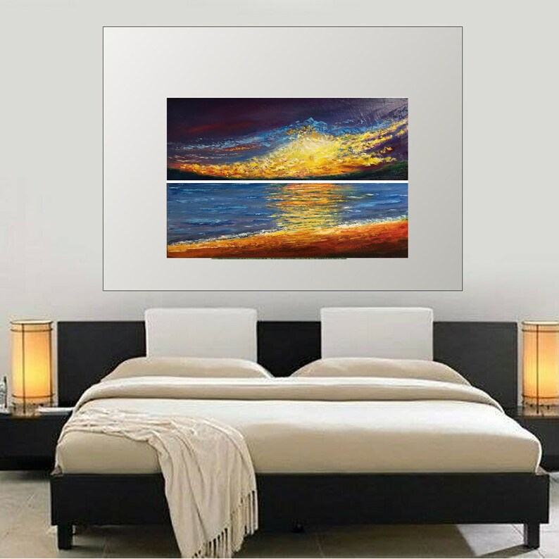 Pode incluir: Uma pintura de um p&ocirc;r do sol sobre uma massa de &aacute;gua. O c&eacute;u &eacute; uma mistura de roxo, laranja e amarelo, com nuvens que refletem as cores. A &aacute;gua &eacute; de um azul profundo, com um reflexo dourado do sol. A praia &eacute; de cor marrom arenosa.