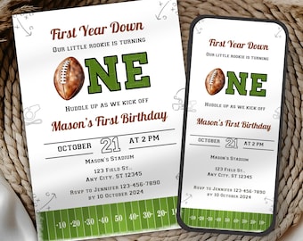 Op de afbeelding: Een witte uitnodiging met een voetbalthema: "First Year Down, Our Little Rookie is Turning ONE, Huddle Up as We Kick Off, Mason's First Birthday, October 21 at 2 PM." Een smartphone toont hetzelfde ontwerp.
