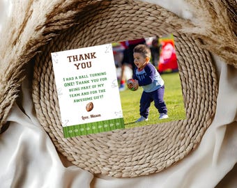 1年目の終わり、フットボール1歳の誕生日パーソナライズ写真サンキューカード、スポーツ1歳の誕生日パーティーFD01