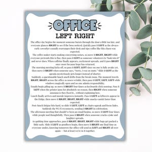 以下が含まれることがあります： 「OFFICE LEFT RIGHT」の文字が上部に書かれた、青と白のオフィスをテーマにしたプリント。テキストは、ユーモラスに典型的なオフィスでの1日を説明し、「LEFT」と「RIGHT」に物を渡すように指示しています。