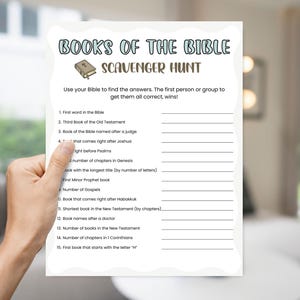 Pu&ograve; includere: Un foglio di gioco di caccia al tesoro bianco intitolato "Libri della Bibbia" con un'illustrazione di un libro. Il foglio include domande sulla Bibbia. Il foglio &egrave; tenuto da una persona.