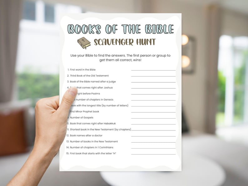 Pu&ograve; includere: Un foglio di gioco di caccia al tesoro bianco intitolato "Libri della Bibbia" con un'illustrazione di un libro. Il foglio include domande sulla Bibbia. Il foglio &egrave; tenuto da una persona.
