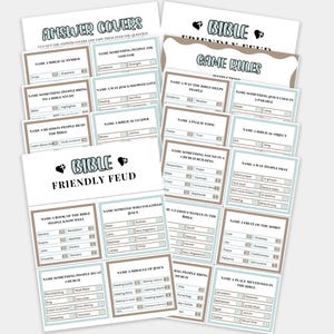 Pu&ograve; includere: Un set di carte da gioco a tema biblico con varie domande e suggerimenti da completare. Le carte presentano testi come "Bible Friendly Feud" e "Answer Covers" in un carattere giocoso, con uno schema di colori azzurro chiaro e marrone.
