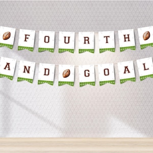 Könnte beinhalten: Ein Banner mit den Worten "FOURTH AND GOAL" in braunen Buchstaben auf weißen Wimpeln. Jeder Wimpel hat einen grün-weiß gemusterten Boden und ist mit Bindfaden zusammengebunden. Football-Grafiken sind ebenfalls enthalten.