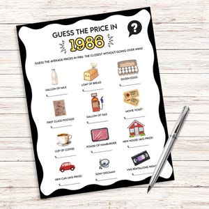 Pode incluir: Uma folha de jogo a preto e branco intitulada "Adivinhe o pre&ccedil;o em 1986". A folha apresenta ilustra&ccedil;&otilde;es de artigos do dia a dia, como leite, p&atilde;o e um carro novo, com espa&ccedil;os em branco para adivinhar os pre&ccedil;os m&eacute;dios. Uma caneta prateada repousa sobre uma superf&iacute;cie de madeira.