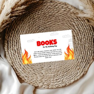 Puede incluir: Una tarjeta blanca con texto rojo "BOOKS For The Birthday Boy". La tarjeta tiene ilustraciones de llamas y nubes. El texto solicita un libro en lugar de una tarjeta y que se firme con un mensaje.