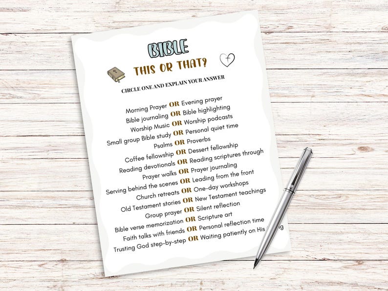 Pu&ograve; includere: Un foglio di carta bianco con il titolo "BIBLE THIS OR THAT?" e un elenco di domande sullo studio della Bibbia. Una penna d'argento &egrave; appoggiata sulla superficie di legno accanto alla carta.
