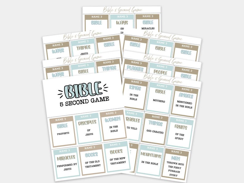 Pu&ograve; includere: Un mazzo di carte da gioco a tema biblico in una combinazione di colori azzurro chiaro e beige. Le carte presentano categorie come "Miracoli" e "Profeti", e il gioco si intitola "Bible 5 Second Game".